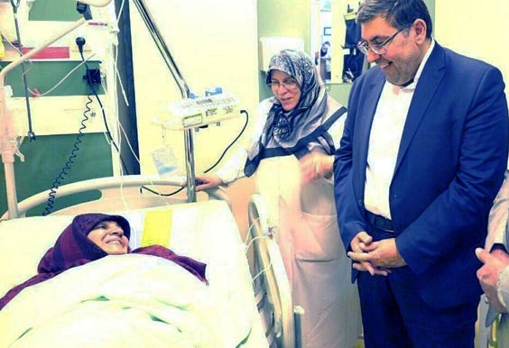  عکس/ خالق «من زنده ام» در بیمارستان