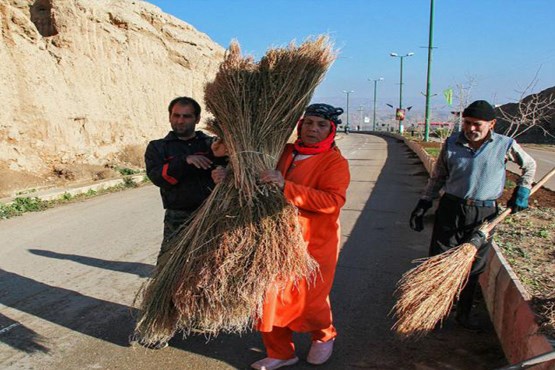 تنها بانوی رفتگر ایران,صغری خانی شهرآباد,زن پاکبان,شهر پیش قلعه,زن سرپرست خانوار,shabnamha.ir,شبنم همدان,afkl ih,شبنم ها