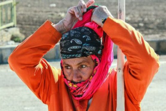 تنها بانوی رفتگر ایران,صغری خانی شهرآباد,زن پاکبان,شهر پیش قلعه,زن سرپرست خانوار,shabnamha.ir,شبنم همدان,afkl ih,شبنم ها