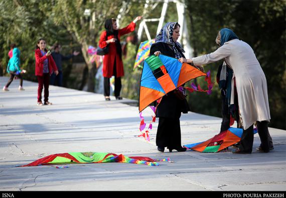 رقص بادبادکها در آسمان همدان