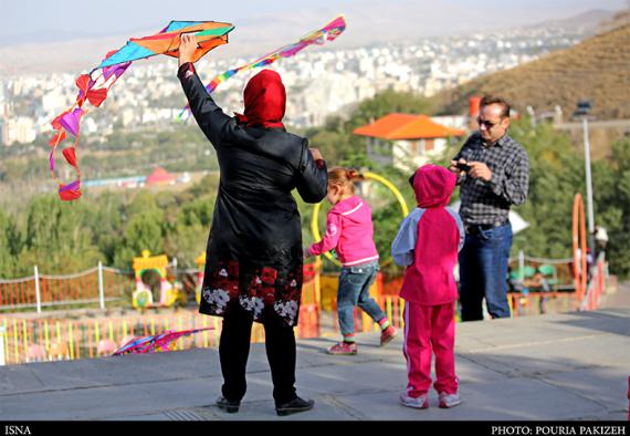 رقص بادبادکها در آسمان همدان