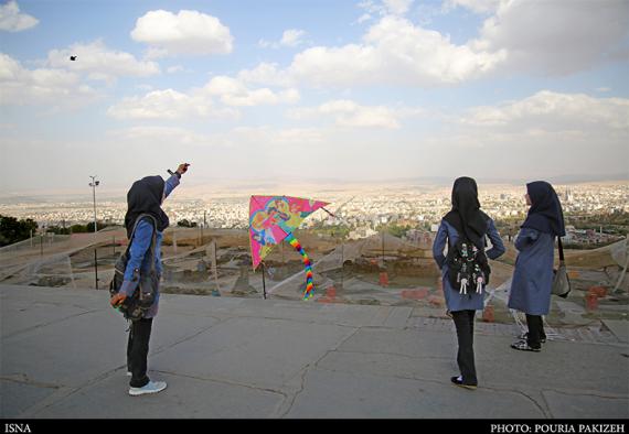رقص بادبادکها در آسمان همدان