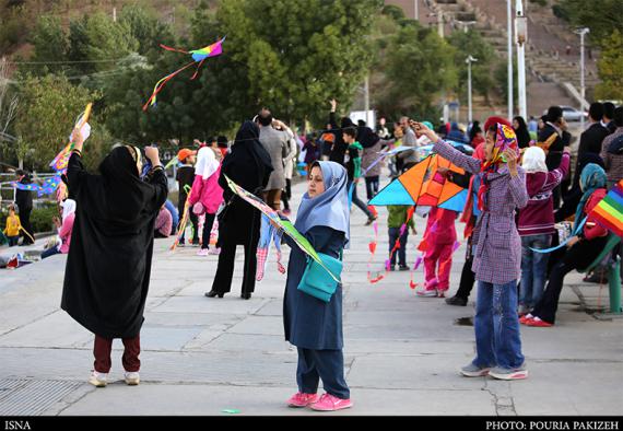 رقص بادبادکها در آسمان همدان