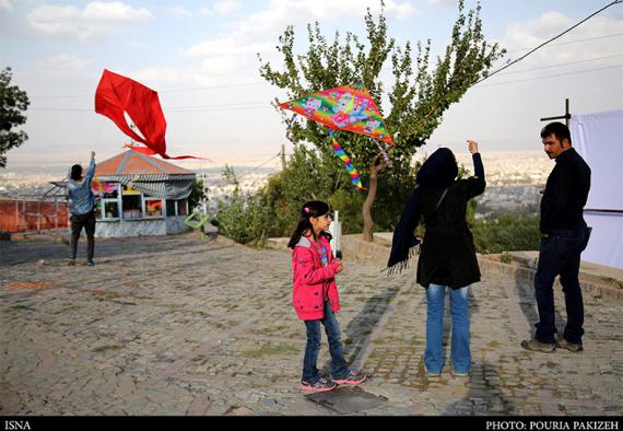 رقص بادبادکها در آسمان همدان