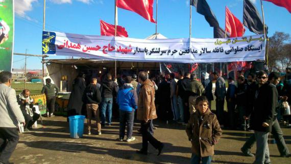  گزارش تصویری استقبال از زائرین اربعین حسینی در موکبی به یاد قافله سالار مدافعین حرم 