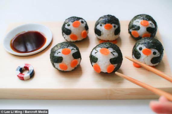 فداکاری یک مادر برای غذاخور کردن فرزندش+ تصاویر 