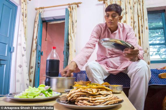 پسری که کسی حاضر نیست با او ازدواج کند+ تصاویر 