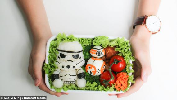 فداکاری یک مادر برای غذاخور کردن فرزندش+ تصاویر 