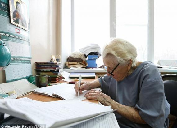 جراح زن,پیرترین جراح زن,مادربزرگ جراح,shabnamha.ir,شبنم همدان,afkl ih,شبنم ها