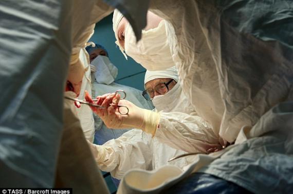 جراح زن,پیرترین جراح زن,مادربزرگ جراح,shabnamha.ir,شبنم همدان,afkl ih,شبنم ها