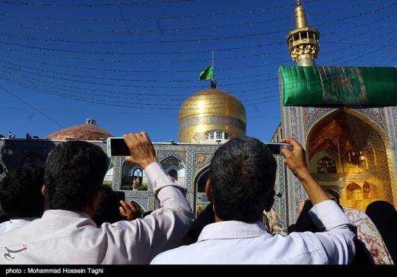 میلاد امام رضا,تعویض پرچم,گنبد امام رضا(ع),shabnamha.ir,شبنم همدان,afkl ih,شبنم ها