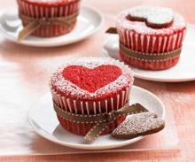 طرز تهیه کیکی قرمز با طرح قلب
