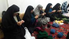 شال و کلاه هایی که به عشق گرمی بخشیدن به دست مدافعین حرم بافته می شوند