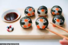 فداکاری یک مادر برای غذاخور کردن فرزندش+ تصاویر 