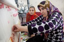 روزجهانی عصای سفید, زن کارآفرین, زن نابینا, قالی بافیshabnamha.ir,شبنم همدان,afkl ih,شبنم ها