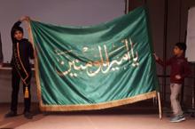 رونمایی از پرچم حرم مقدس امام علی (ع) در همدان پرچم امام علی(ع),دارالمومنین همدان,shabnamha.ir,شبنم همدان,afkl ih,شبنم ها