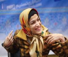 نقاشی,دختر معلول,نقاشی های حیرت انگیز,نقاشی با انگشتان پا,shabnamha.ir,شبنم همدان,afkl ih,شبنم ها; 